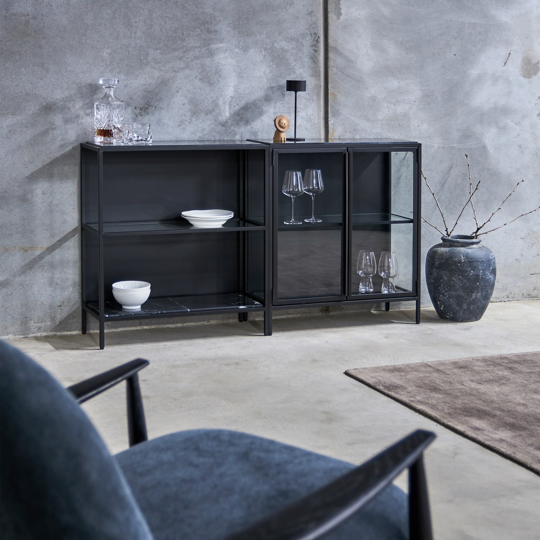 Mason II Vitrinenschrank – schwarzes Metall